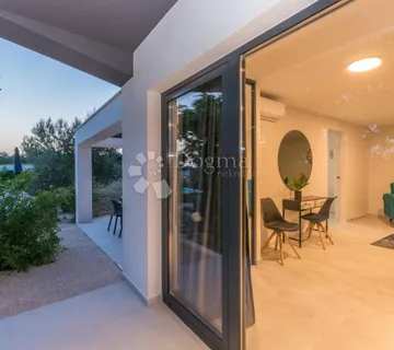 Vila s bazenom i velikim maslinikom, Crno - Zadar! - cover