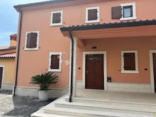 Dvoetažna kuća s bazenom i dva parkirna mjesta, KAŠTEL, ISTRA - cover