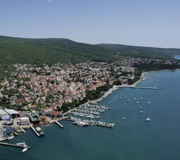 Šarmantna starina u prvom redu do mora - cover