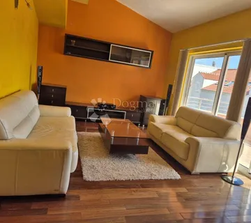 Trosoban komforan stan s pogledom na more u Segetu Donjem!  Trogir - cover