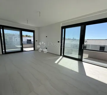 DIKLO – EKSKLUZIVNI STAN S7, 50 m OD MORA – S KROVNOM TERASOM - cover