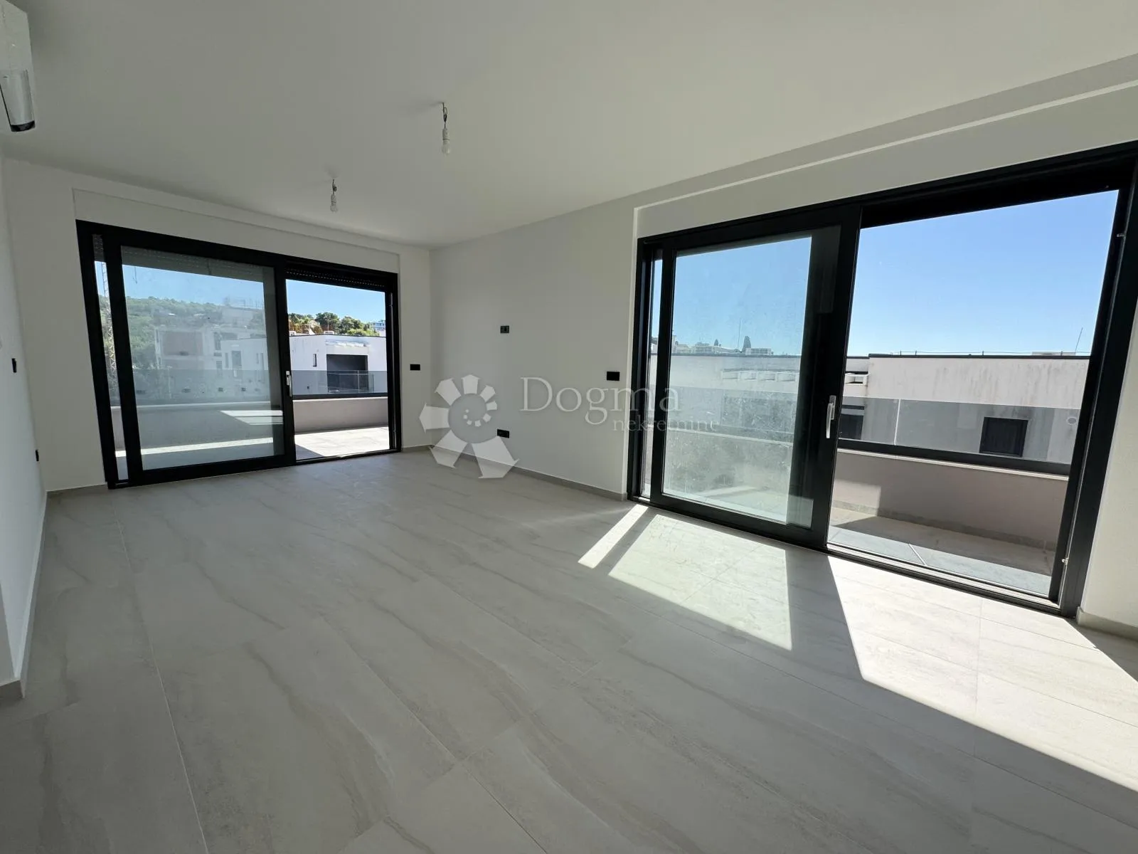 DIKLO – EKSKLUZIVNI STAN S7, 50 m OD MORA – S KROVNOM TERASOM - cover