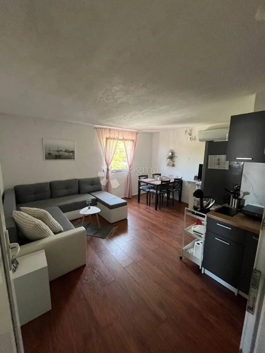 USELJIV APARTMAN S POGLEDOM NA MORE - cover