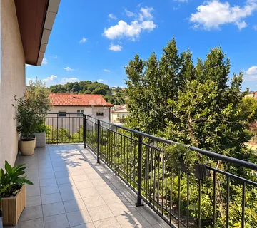 Unikatan stan na Vidikovcu – zaseban ulaz, vrt i 3 balkona! - cover