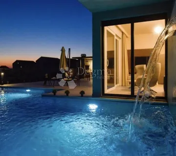 Rijetkost na tržištu: luksuzna villa s bazenom, blizu mora - cover