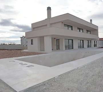 MODERNA VILA S BAZENOM U NASELJU NEDALEKO POREČA - cover