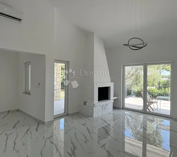 Prodajemo novo renovirani stan u kući sa ukupno 2 stana - cover