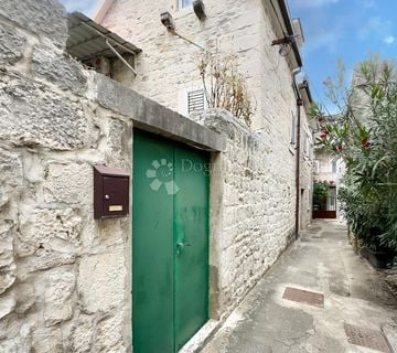 Rijetka kamena kuća s privatnim dvorištem u srcu Kaštel Starog - cover