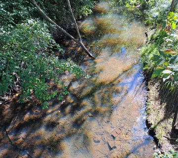 Sunčan i uredan posjed u gradu duhova - cover