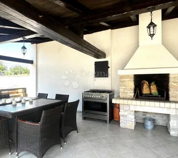 KAMENA LJEPOTICA KOJA ĆE VAS ODUŠEVITI - cover