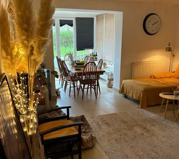 Remete – dvosobni stan sa zimskim vrtom, garažom i zelenim dvorištem, 71,73 m² NKP - cover