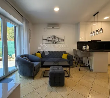 Stan u prizemlju sa vrtom i terasom, RENOVIRANO!!!  - cover