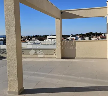 Luksuzan penthouse s krovnom terasom i pogledom na more - cover