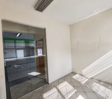 Poslovni prostor 269 m² s 10 parkirnih mjesta – idealno za tihe djelatnosti - cover