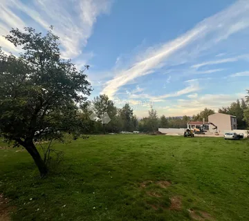 PROSTRANO GRAĐEVINSKO ZEMLJIŠTE NA MIRNOJ LOKACIJI! - cover