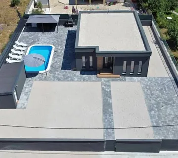 Bazen s prostranom okućnicom - savršenstvo u Ninskim Stanovima - cover