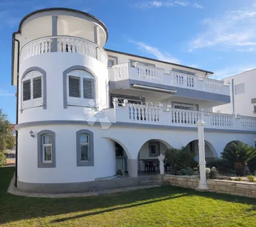 DIKLO-Vila 80m od mora, 7 stambenih jedinica! - cover