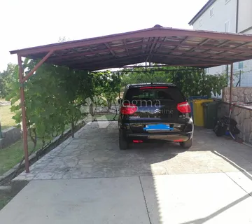 KUĆA NA DRENOVI S DVA TROSOBNA STANA I VELIKOM OKUĆNICOM - cover