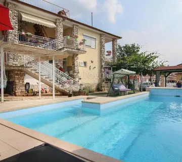 Kuća sa bazenom i 4 stambene jedinice - 600m od plaže  - cover