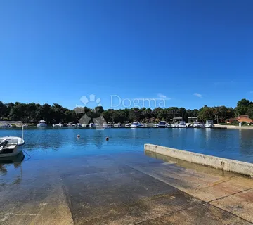 Umag, građevinska parcela nadomak sportskog centra s pogledom prema moru - cover