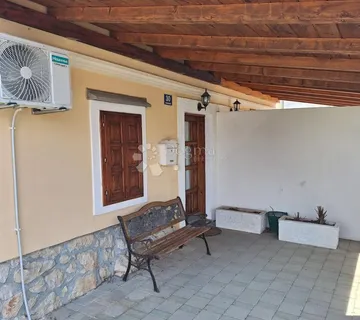 ŠARMANTNA KAMENA KUĆA U OMIŠLJU – 500 m OD MORA - cover