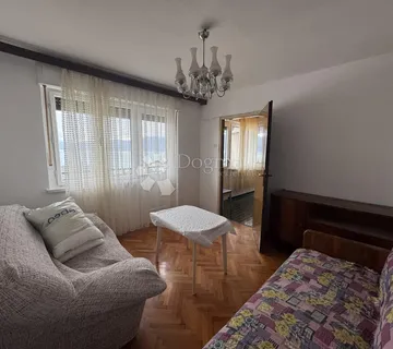 Etaža kuće sa pogledom na more i garsonjerom u Marčeljevoj Dragi - cover