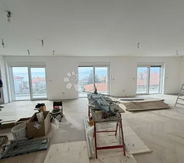 Moderan višeetažni stan 220m² s pogledom na more – Kostrena - cover