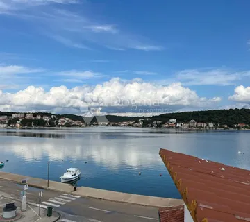 TISNO KUĆA U PRVOM REDU DO MORA ODLIČNA PRILIKA  - cover