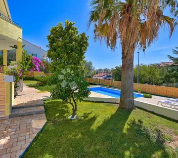 Borik luksuzni trosoban stan s bazenom i terasama - cover