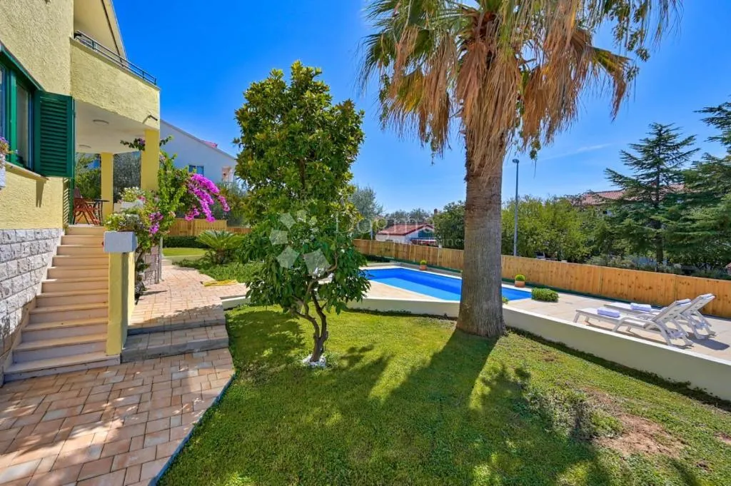 Borik luksuzni trosoban stan s bazenom i terasama - cover