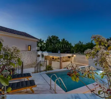 Kuća s grijanim bazenom i pogledom na more - cover