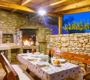 Predivna kamena vila- Milna, Brač - cover