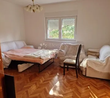 Jako velika parcela sa dvije kuće - cover