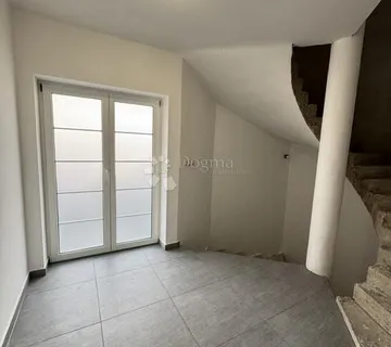 TOP SMJEŠTAJ ZA 60 OSOBA- LOKACIJA VRHUNSKA!! - cover