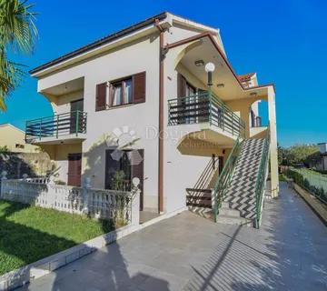 Poreč - kuća s 3 stana, garažom i prostranom okućnicom! - cover