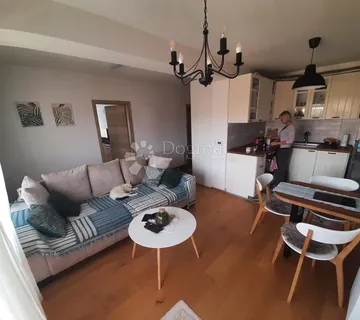 Idealan obiteljski stan s 2 lođe, parking, mir i zelenilo - cover