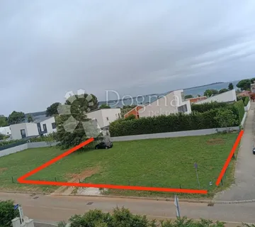 ELITNO NASELJE-GRAĐEVINSKO ZEMLJIŠTE S DOZVOLOM ZA VILU S BAZENOM 200m OD PLAŽE!! - cover