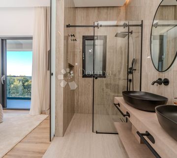 EKSKLUZIVNA VILA S PANORAMSKIM POGLEDOM - cover