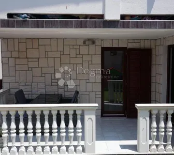 BILICE – 3 SOBE, DVORIŠTE, TERASA – ODLIČNA LOKACIJA - cover