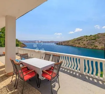 KARLOBAG CESARICA KUĆA PRVI RED DO MORA - cover