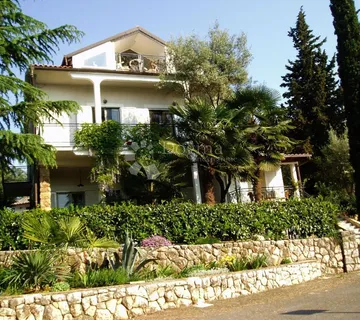 MALINSKA - APARTMANSKA KUĆA 100 m OD MORA - cover