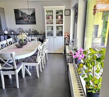 OBITELJSKA LJEPOTICA U ZAGRLJAJU MEDVEDNICE - cover