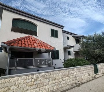 PRODAJE SE APARTMANSKA KUĆA  NA OTOKU VIRU!! - cover