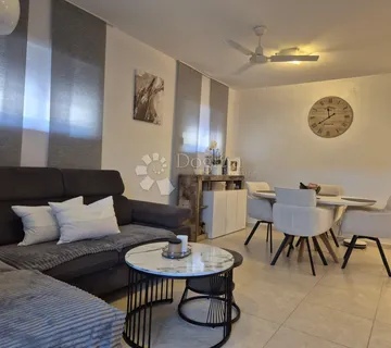 Prodaje se dvosoban stan nekoliko koraka od mora – Okrug Gornji - cover