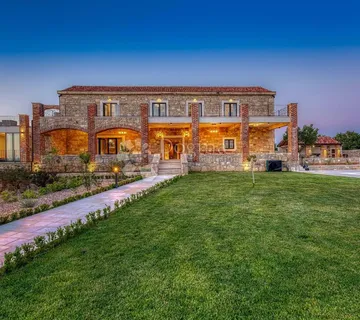 Kamena luksuzna vila s bazenom i teniskim terenom - cover