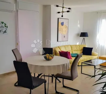 Moderan stan u lijepom okruženju - cover