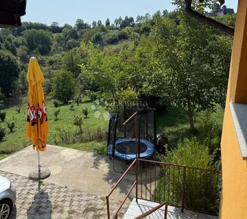 Šarmantna kuća u carstvu zelenila - cover