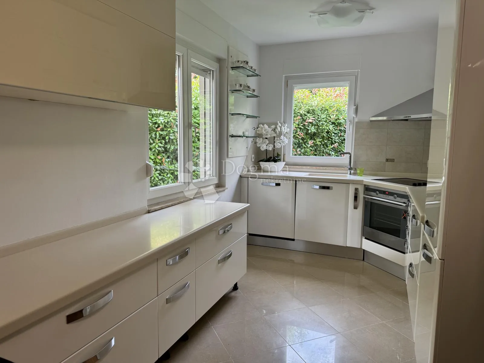 3S+DB sa dvorištem i 2 parkirna mjesta-novouređen! - cover