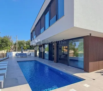 MODERNA VILLA NA ROVINJSKOJ PERIFERIJI - cover
