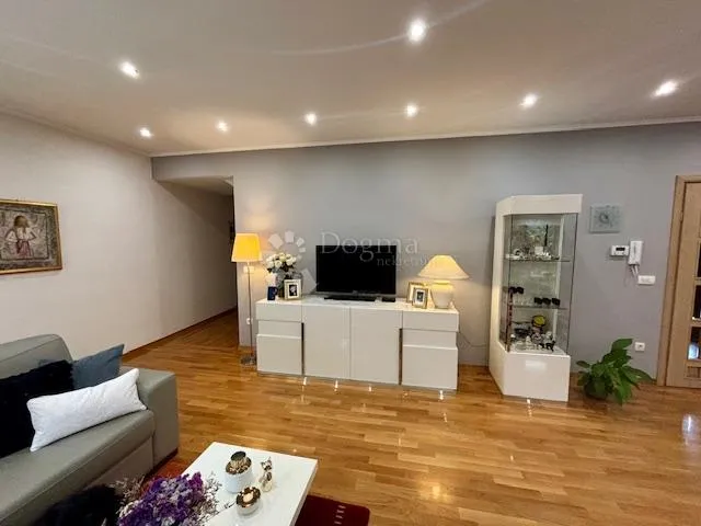 SAMOBOR,  prekrasna kuća na odličnoj lokaciji za život i investiciju! - cover